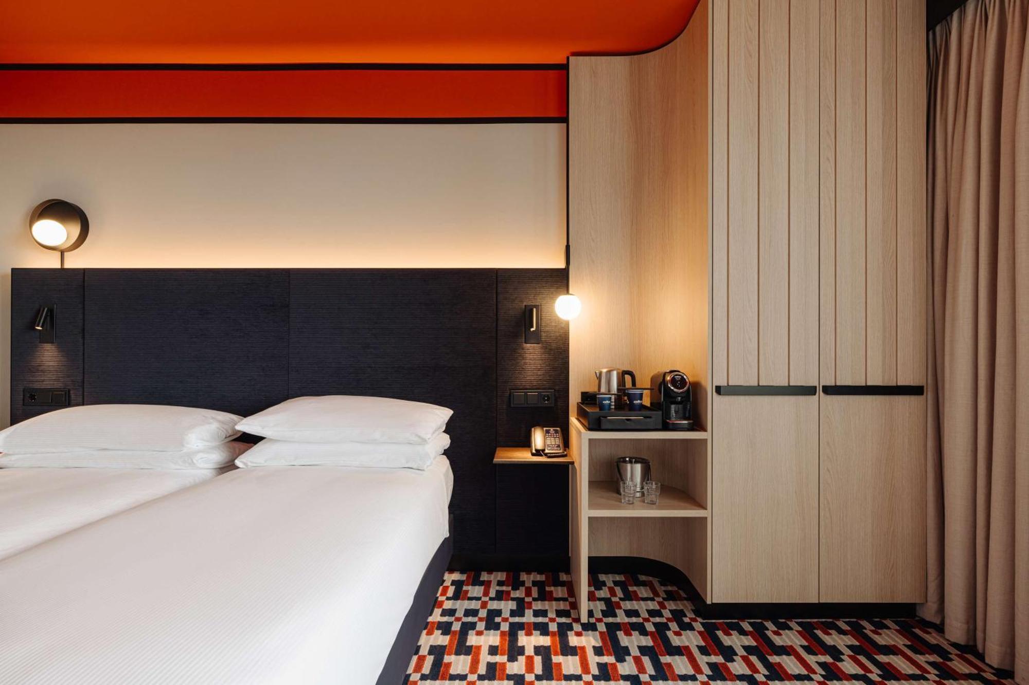 Doubletree By Hilton Amsterdam Centraal Station Hotel Bagian luar foto